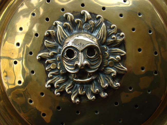An English brass Chestnut warming pan with lion head decoration circa 1790-1820 — image 2